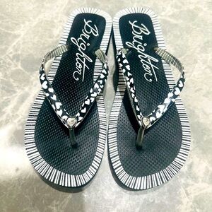 Brighton Love Flip Flop Sandals Size 8 Black Florals Heart